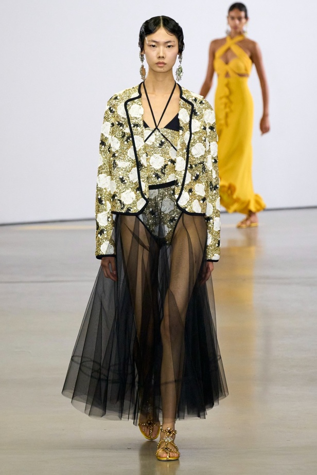 مجموعة Giambattista Valli لربيع 2023 تأخذنا لقضاء عطلة في الهند 