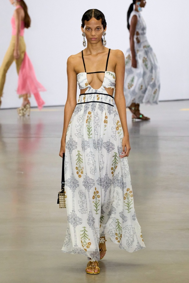 مجموعة Giambattista Valli لربيع 2023 تأخذنا لقضاء عطلة في الهند 