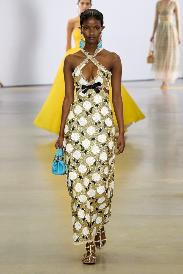 مجموعة Giambattista Valli لربيع 2023 تأخذنا لقضاء عطلة في الهند 