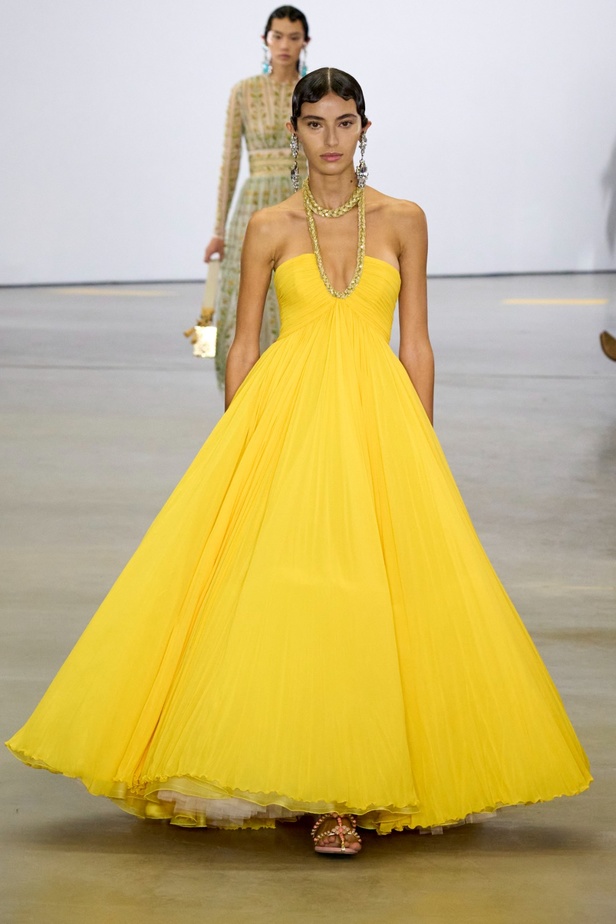 مجموعة Giambattista Valli لربيع 2023 تأخذنا لقضاء عطلة في الهند 