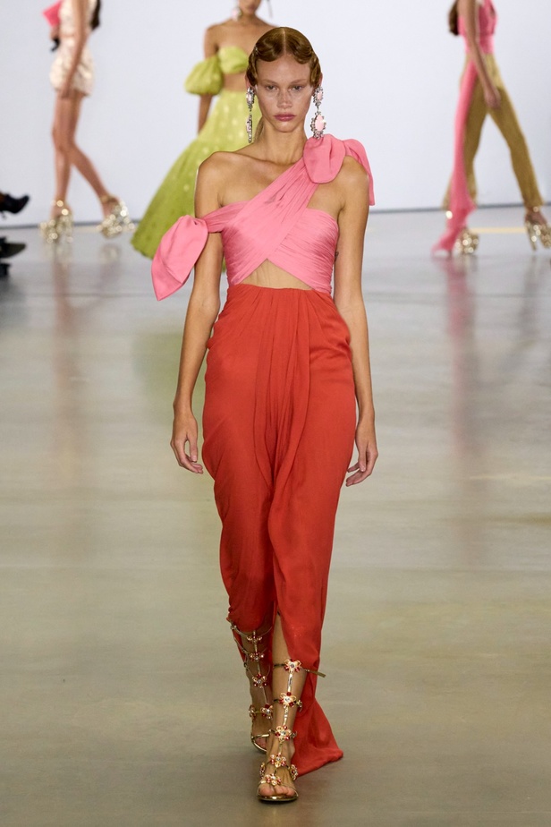 مجموعة Giambattista Valli لربيع 2023 تأخذنا لقضاء عطلة في الهند 