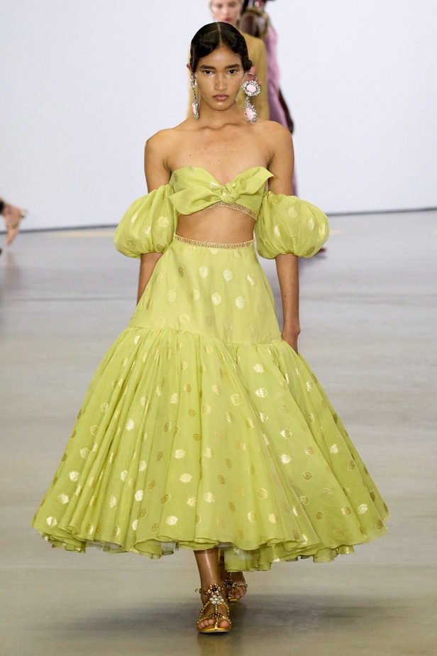 مجموعة Giambattista Valli لربيع 2023 تأخذنا لقضاء عطلة في الهند 