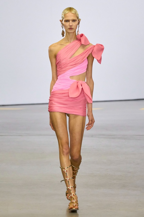 مجموعة Giambattista Valli لربيع 2023 تأخذنا لقضاء عطلة في الهند 