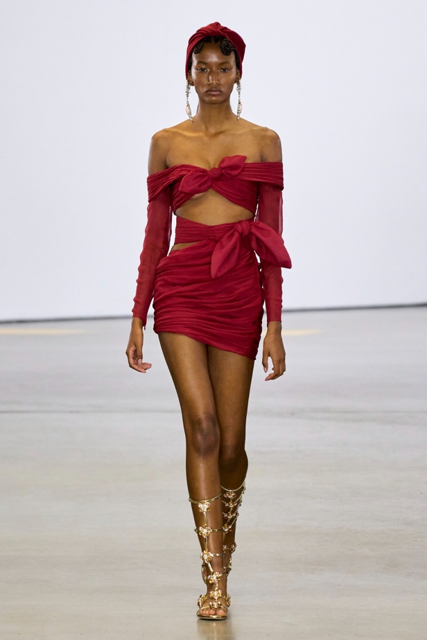 مجموعة Giambattista Valli لربيع 2023 تأخذنا لقضاء عطلة في الهند 