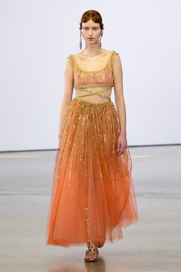 مجموعة Giambattista Valli لربيع 2023 تأخذنا لقضاء عطلة في الهند 