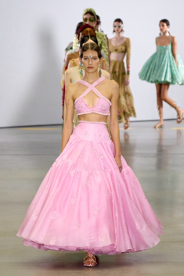 مجموعة Giambattista Valli لربيع 2023 تأخذنا لقضاء عطلة في الهند 