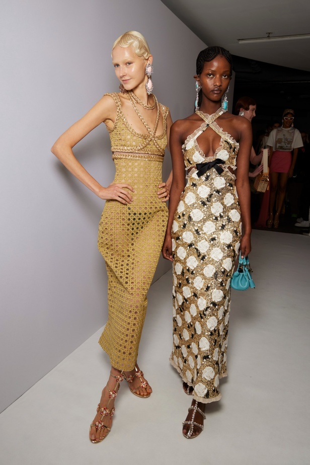 مجموعة Giambattista Valli لربيع 2023 تأخذنا لقضاء عطلة في الهند 