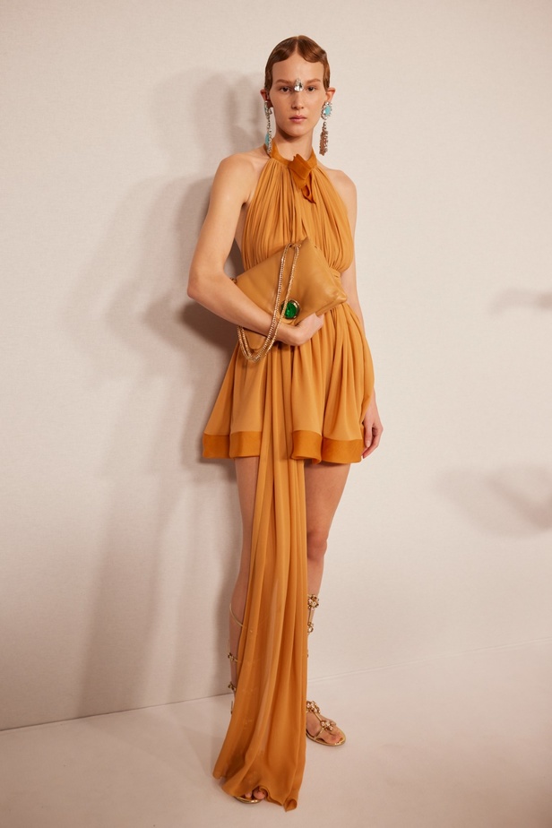 مجموعة Giambattista Valli لربيع 2023 تأخذنا لقضاء عطلة في الهند 