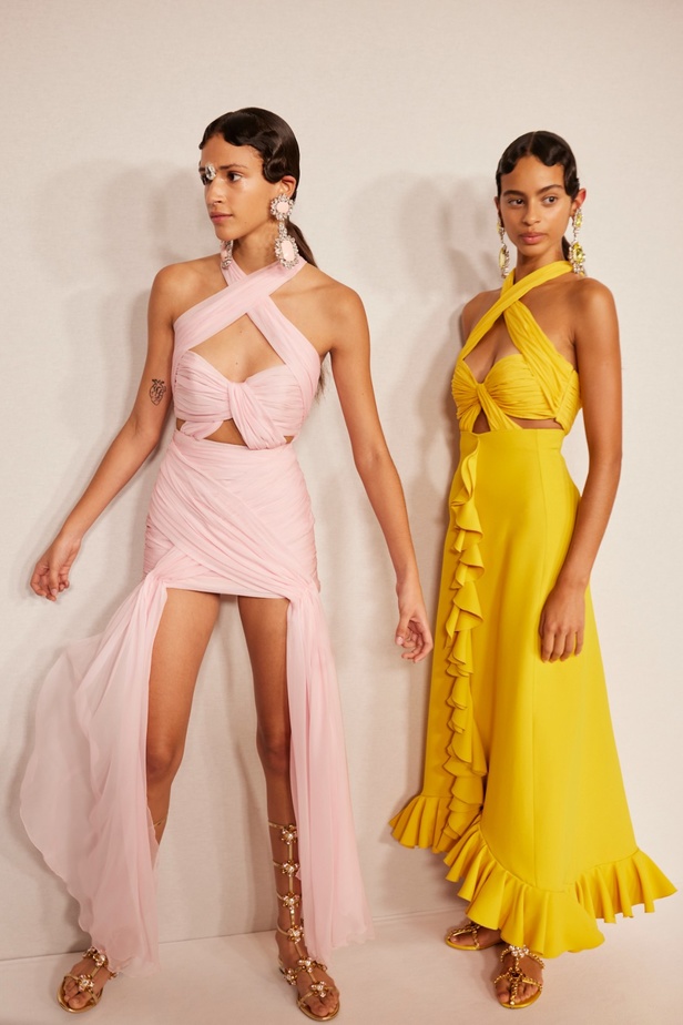 مجموعة Giambattista Valli لربيع 2023 تأخذنا لقضاء عطلة في الهند 