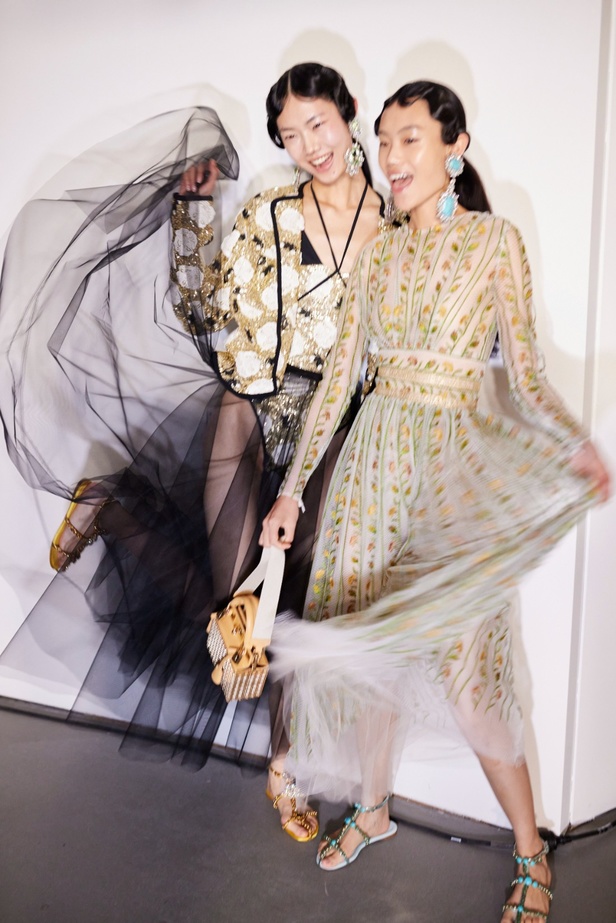 مجموعة Giambattista Valli لربيع 2023 تأخذنا لقضاء عطلة في الهند 