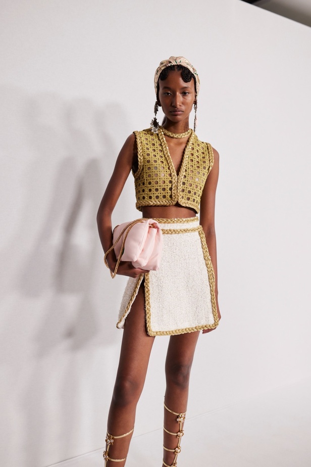 مجموعة Giambattista Valli لربيع 2023 تأخذنا لقضاء عطلة في الهند 