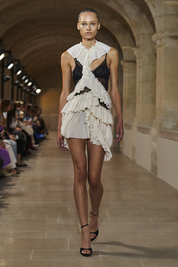 مجموعة Victoria Beckham لموسم ربيع وصيف 2023