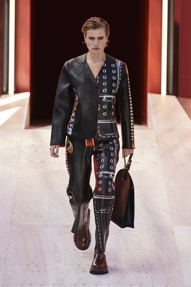 مجموعة Louis Vuitton  لربيع وصيف 2023.. تصاميم مبتكرة وأناقة الجلد