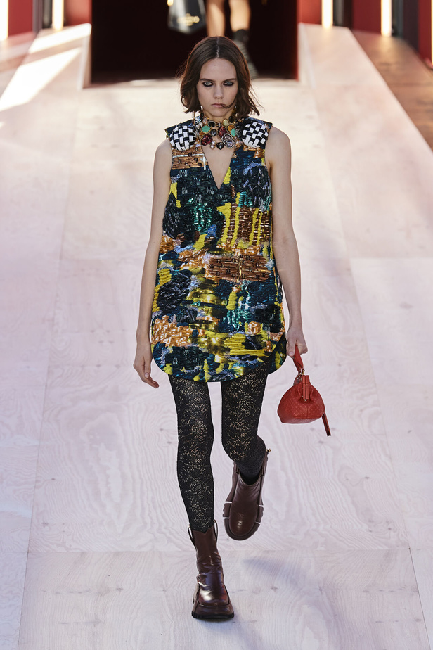 مجموعة Louis Vuitton  لربيع وصيف 2023.. تصاميم مبتكرة وأناقة الجلد