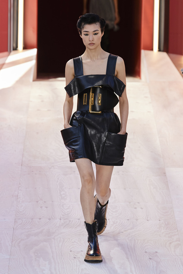 مجموعة Louis Vuitton  لربيع وصيف 2023.. تصاميم مبتكرة وأناقة الجلد