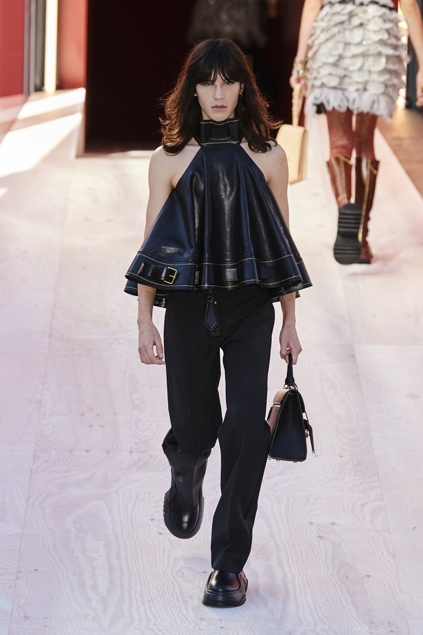 مجموعة Louis Vuitton  لربيع وصيف 2023.. تصاميم مبتكرة وأناقة الجلد