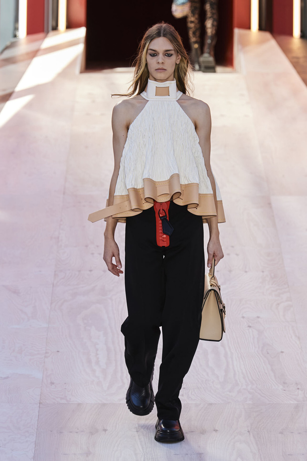 مجموعة Louis Vuitton  لربيع وصيف 2023.. تصاميم مبتكرة وأناقة الجلد