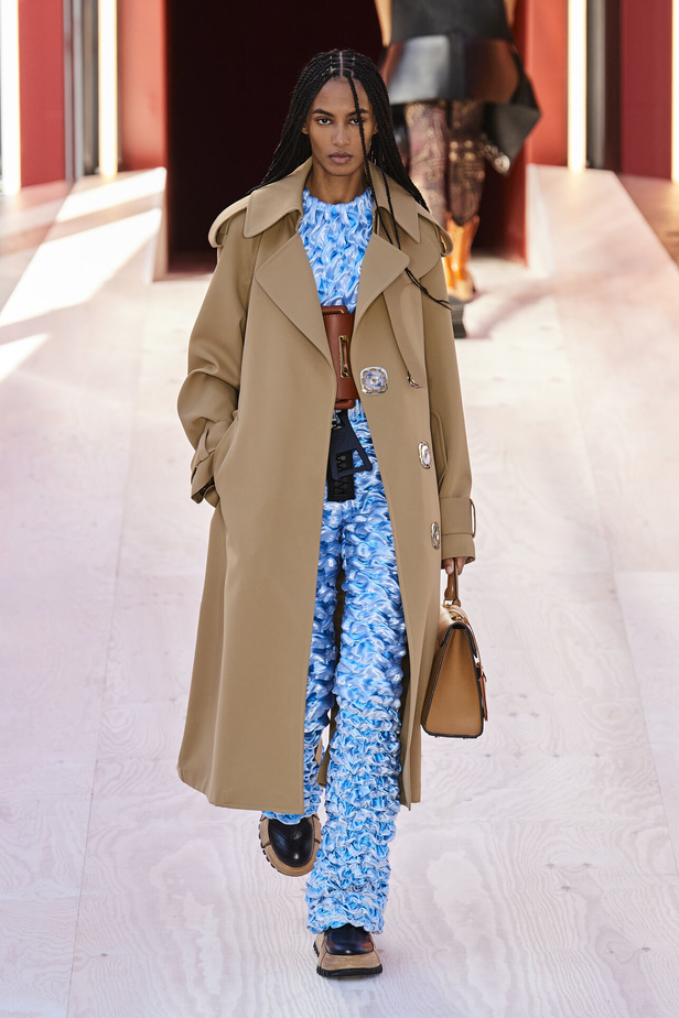 مجموعة Louis Vuitton  لربيع وصيف 2023.. تصاميم مبتكرة وأناقة الجلد