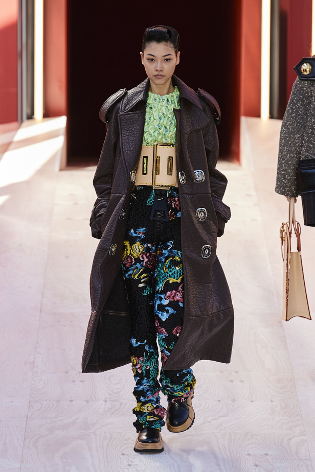 مجموعة Louis Vuitton  لربيع وصيف 2023.. تصاميم مبتكرة وأناقة الجلد