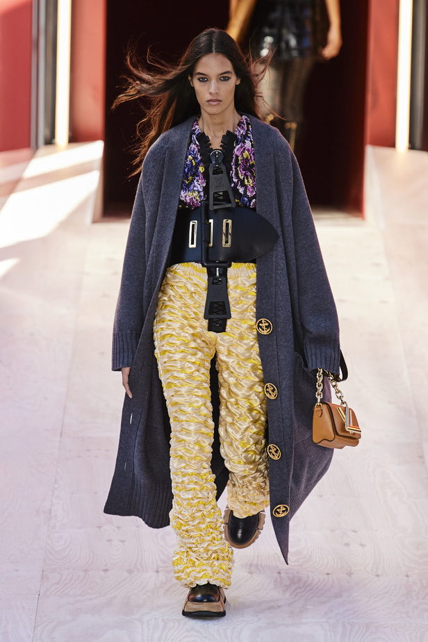 مجموعة Louis Vuitton  لربيع وصيف 2023.. تصاميم مبتكرة وأناقة الجلد