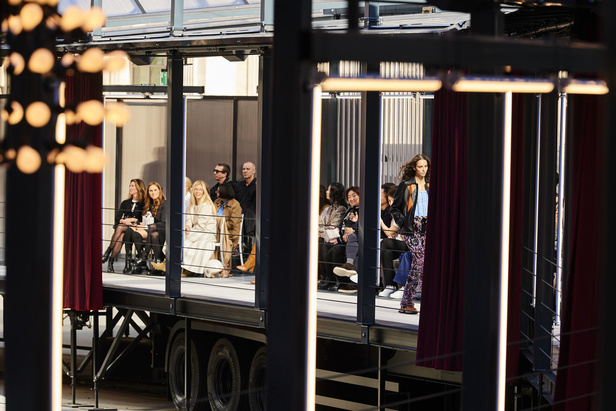 مجموعة Louis Vuitton  لربيع وصيف 2023.. تصاميم مبتكرة وأناقة الجلد