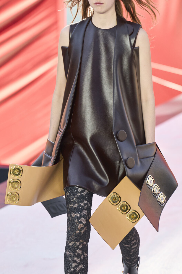 مجموعة Louis Vuitton  لربيع وصيف 2023.. تصاميم مبتكرة وأناقة الجلد