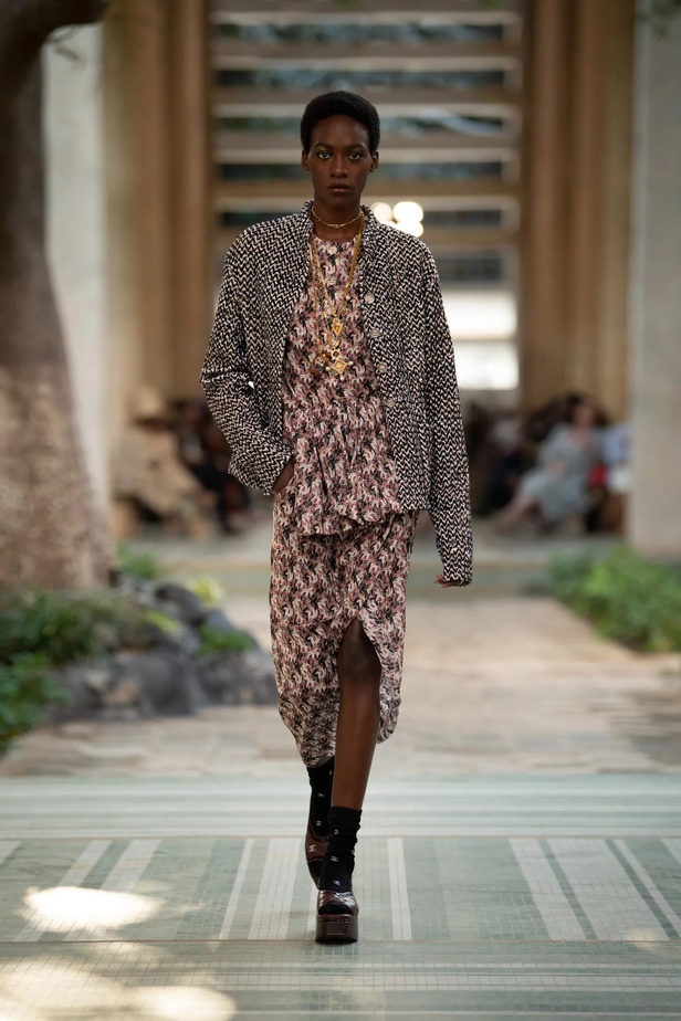 عرض أزياء شانيل Métiers d'Art لعام 2023 يحاكي نمط الأناقة والتألق