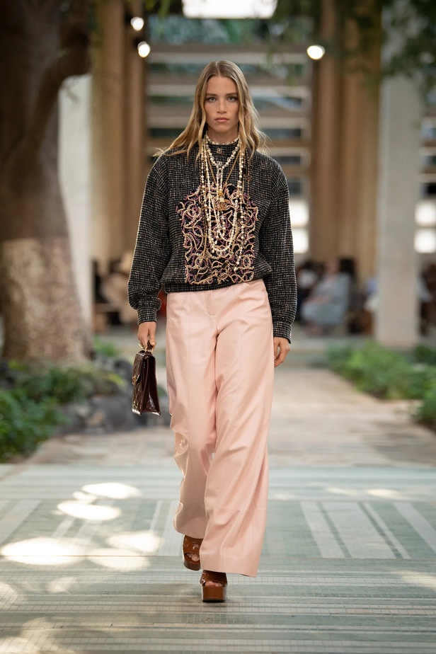 عرض أزياء شانيل Métiers d'Art لعام 2023 يحاكي نمط الأناقة والتألق