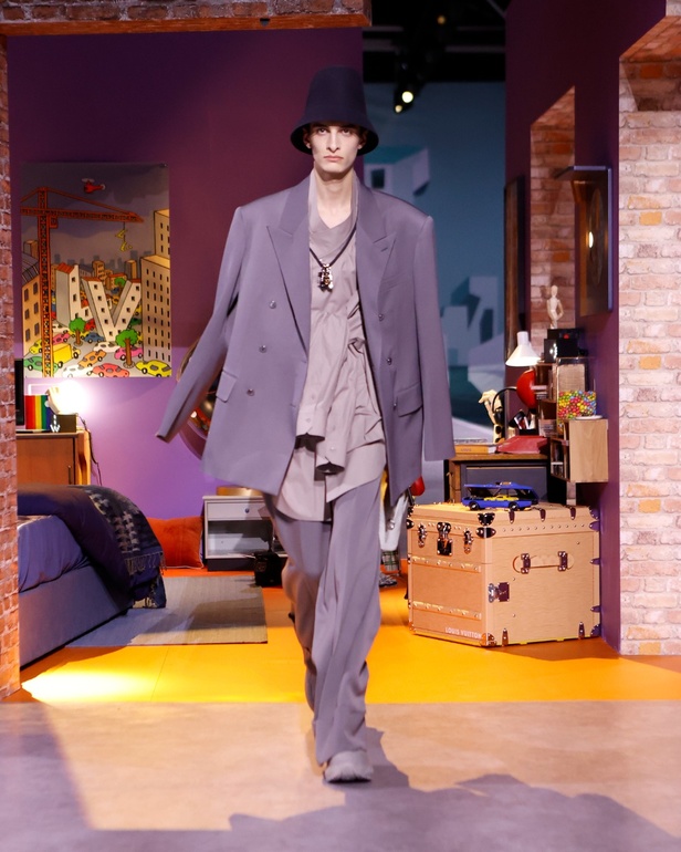 تصاميم Louis Vuitton الإبداعية على أنغام الدبكة... عرض أزياء مليء بالمفاجآت