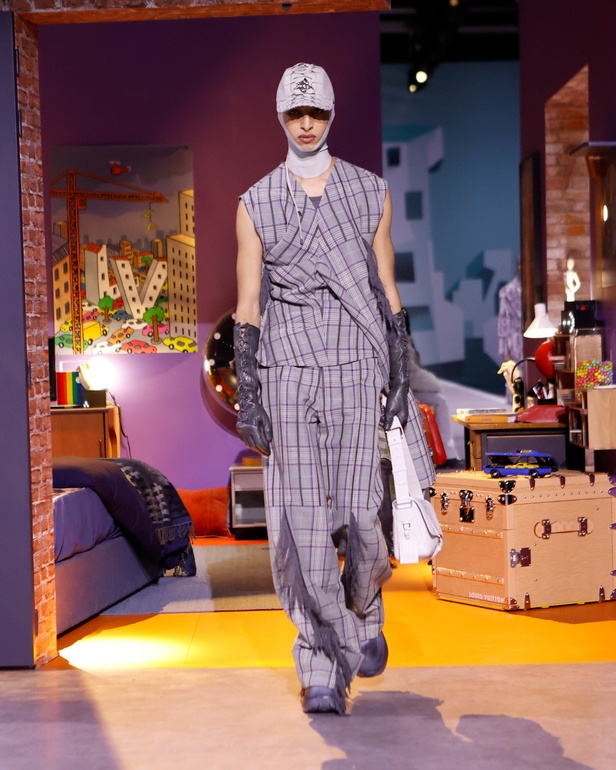 تصاميم Louis Vuitton الإبداعية على أنغام الدبكة... عرض أزياء مليء بالمفاجآت