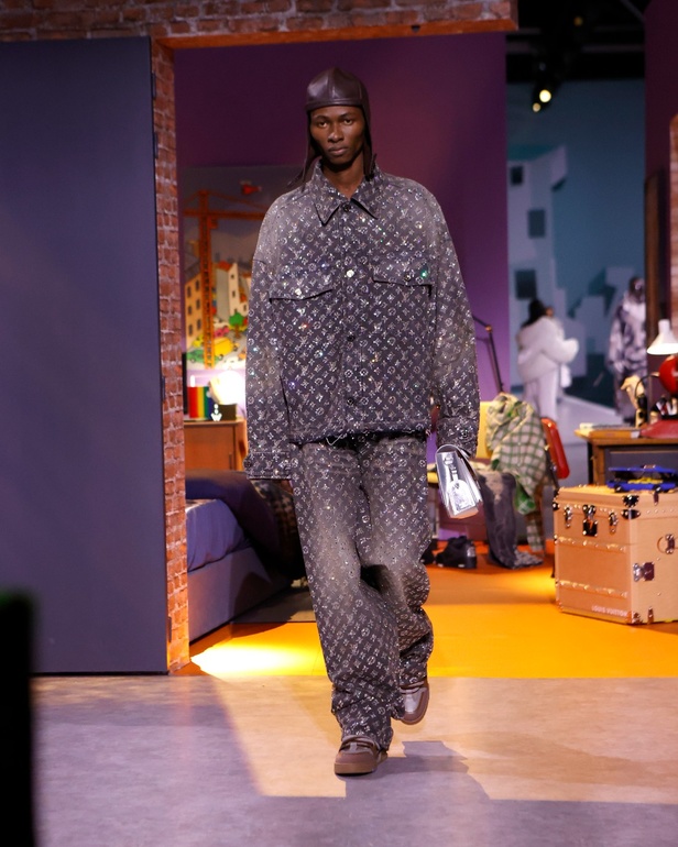 تصاميم Louis Vuitton الإبداعية على أنغام الدبكة... عرض أزياء مليء بالمفاجآت