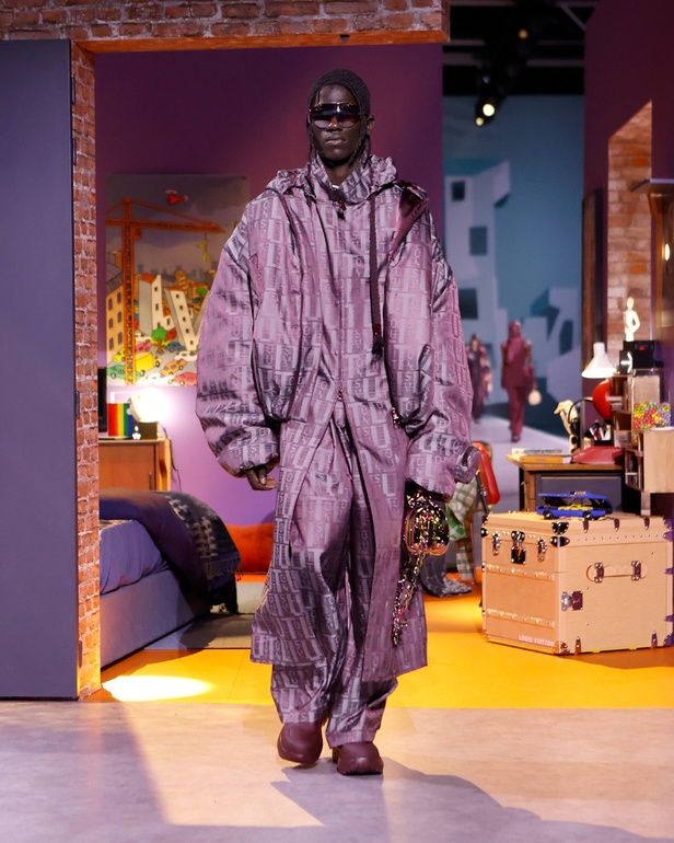 تصاميم Louis Vuitton الإبداعية على أنغام الدبكة... عرض أزياء مليء بالمفاجآت