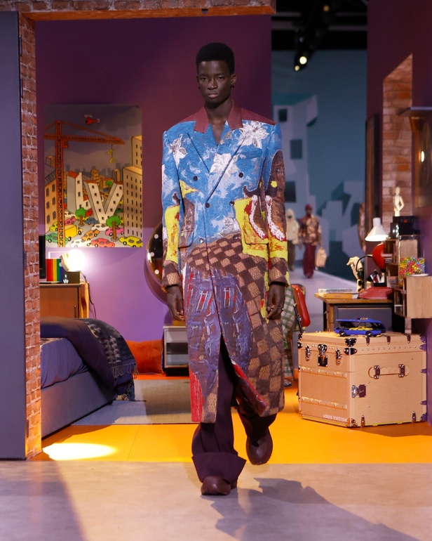 تصاميم Louis Vuitton الإبداعية على أنغام الدبكة... عرض أزياء مليء بالمفاجآت
