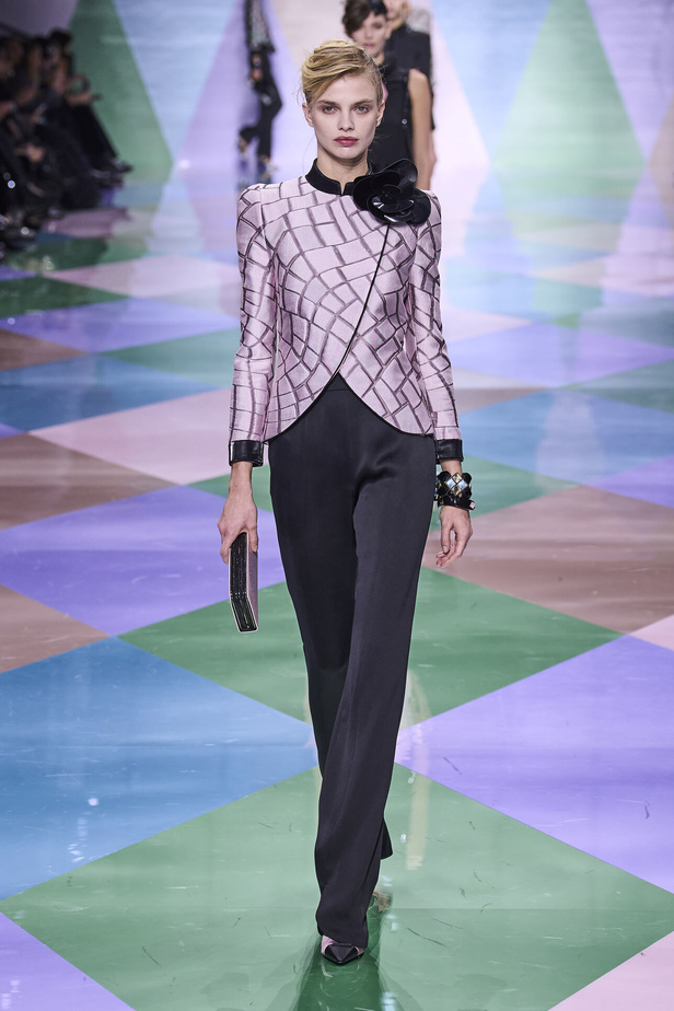 مجموعة Giorgio Armani Privé للهوت كوتور.. أناقة راقية وتصاميم كلاسيكية