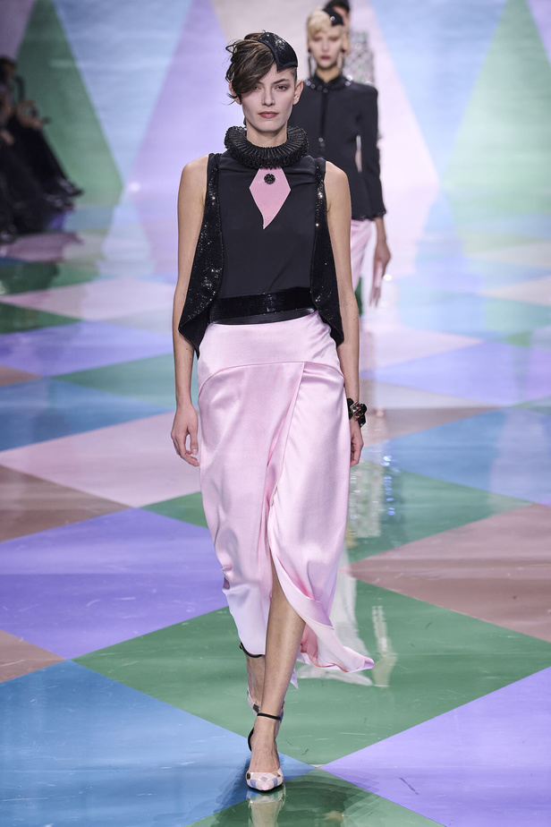 مجموعة Giorgio Armani Privé للهوت كوتور.. أناقة راقية وتصاميم كلاسيكية