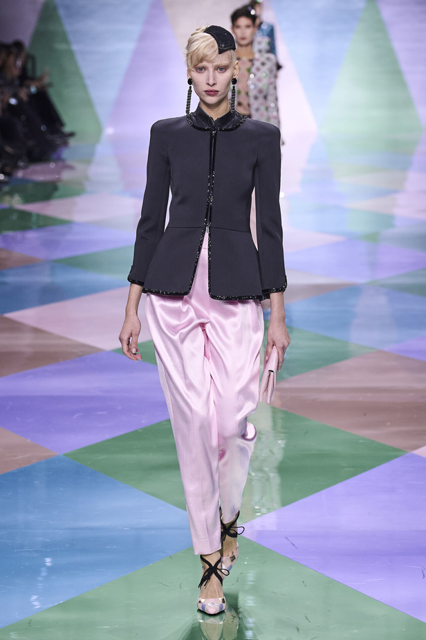 مجموعة Giorgio Armani Privé للهوت كوتور.. أناقة راقية وتصاميم كلاسيكية