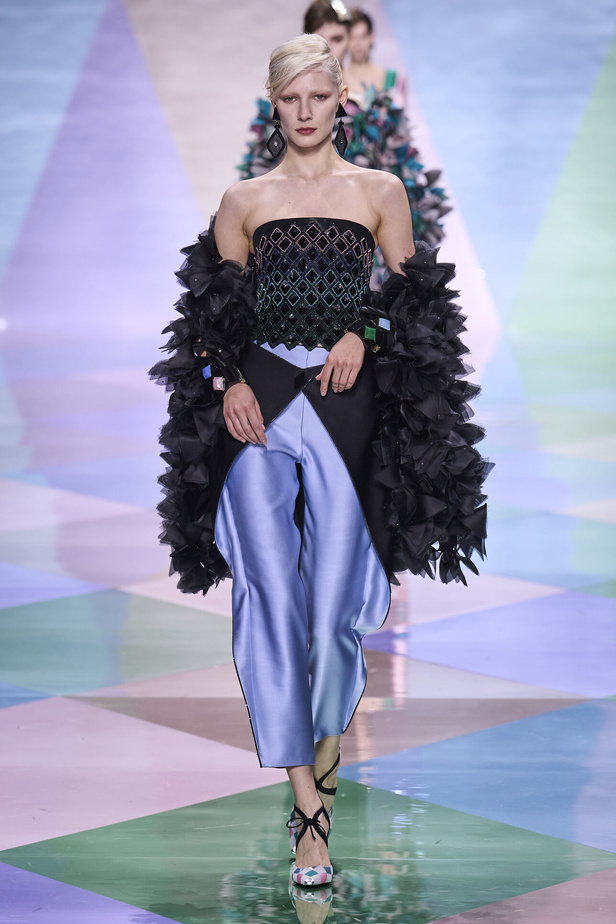 مجموعة Giorgio Armani Privé للهوت كوتور.. أناقة راقية وتصاميم كلاسيكية