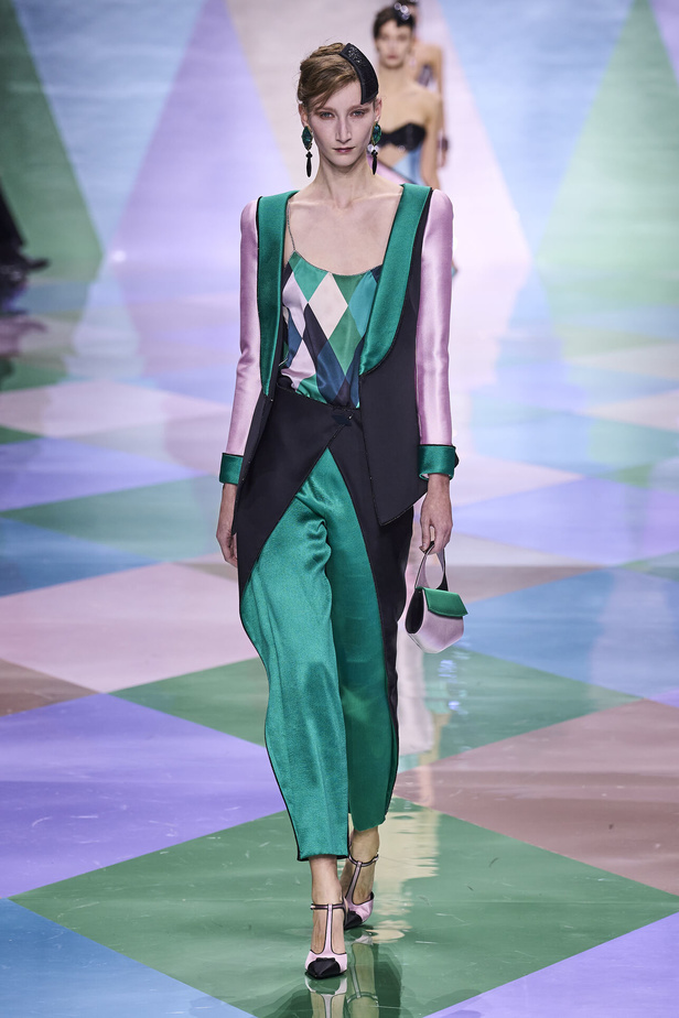 مجموعة Giorgio Armani Privé للهوت كوتور.. أناقة راقية وتصاميم كلاسيكية