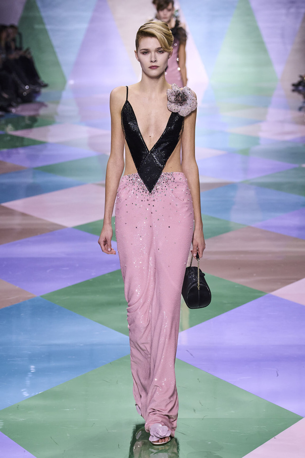 مجموعة Giorgio Armani Privé للهوت كوتور.. أناقة راقية وتصاميم كلاسيكية