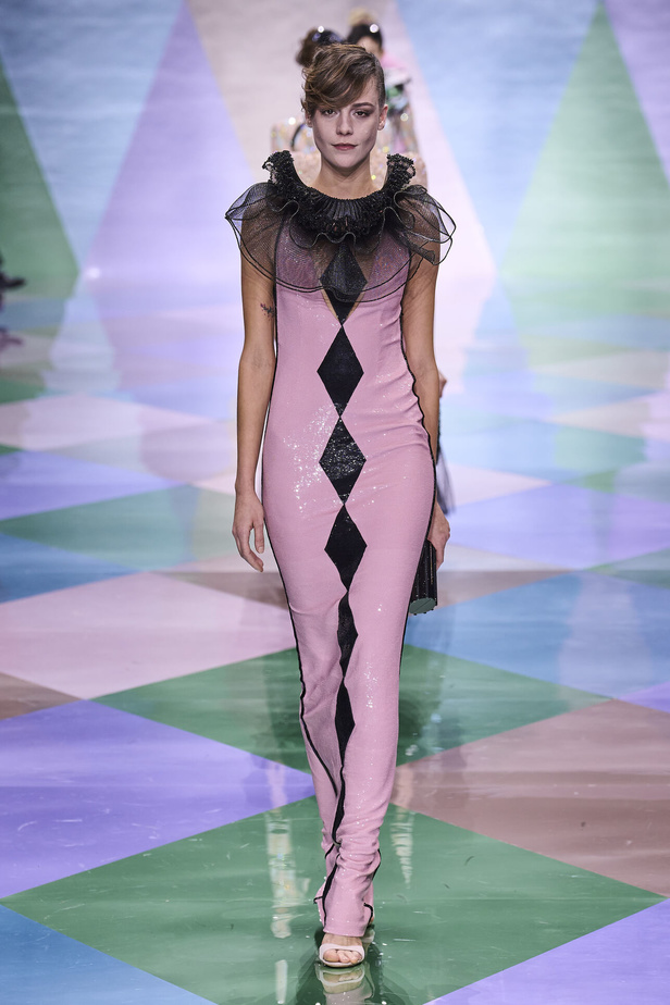 مجموعة Giorgio Armani Privé للهوت كوتور.. أناقة راقية وتصاميم كلاسيكية