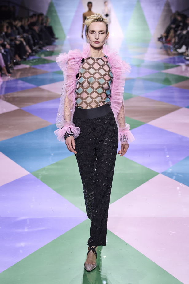 مجموعة Giorgio Armani Privé للهوت كوتور.. أناقة راقية وتصاميم كلاسيكية