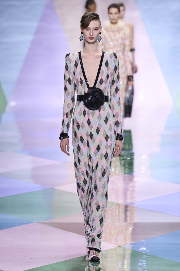 مجموعة Giorgio Armani Privé للهوت كوتور.. أناقة راقية وتصاميم كلاسيكية