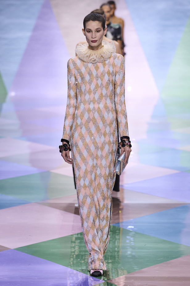 مجموعة Giorgio Armani Privé للهوت كوتور.. أناقة راقية وتصاميم كلاسيكية