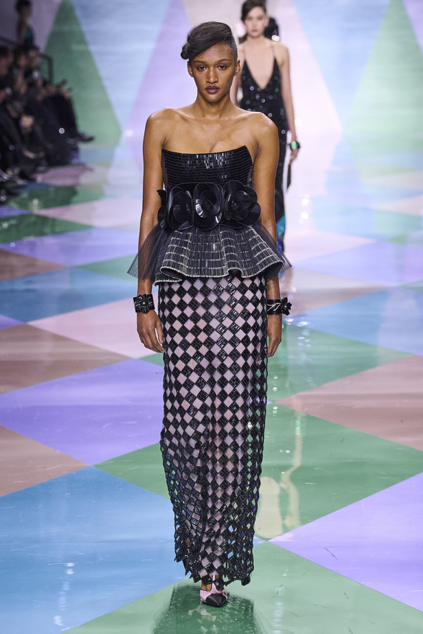 مجموعة Giorgio Armani Privé للهوت كوتور.. أناقة راقية وتصاميم كلاسيكية