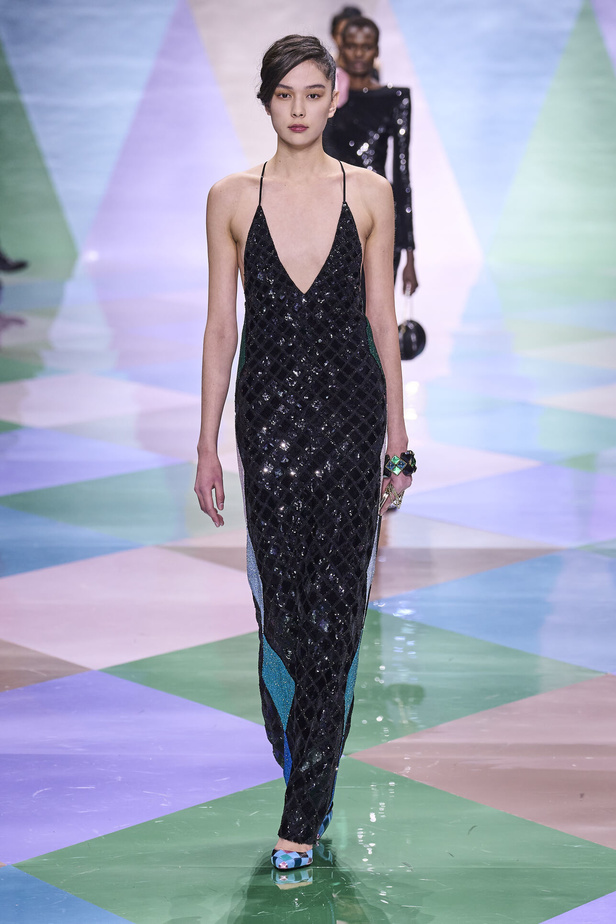 مجموعة Giorgio Armani Privé للهوت كوتور.. أناقة راقية وتصاميم كلاسيكية