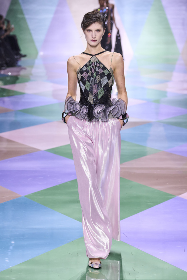 مجموعة Giorgio Armani Privé للهوت كوتور.. أناقة راقية وتصاميم كلاسيكية