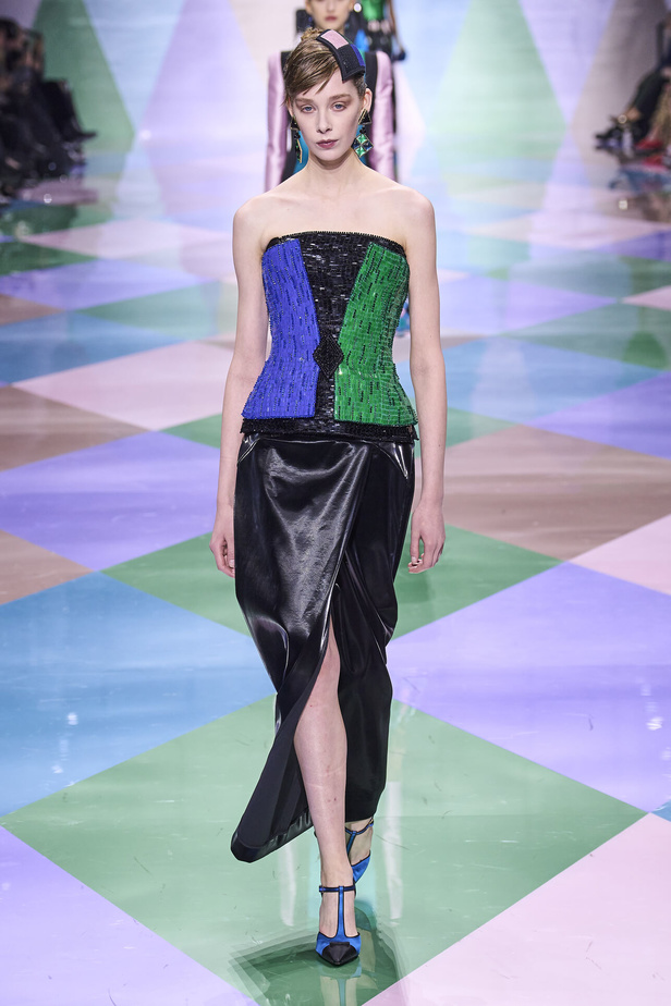 مجموعة Giorgio Armani Privé للهوت كوتور.. أناقة راقية وتصاميم كلاسيكية