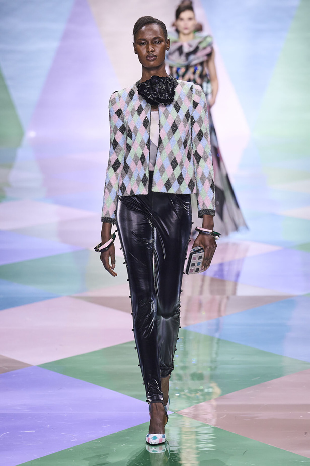 مجموعة Giorgio Armani Privé للهوت كوتور.. أناقة راقية وتصاميم كلاسيكية