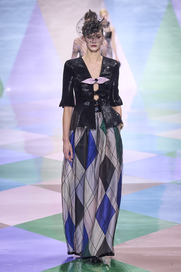 مجموعة Giorgio Armani Privé للهوت كوتور.. أناقة راقية وتصاميم كلاسيكية