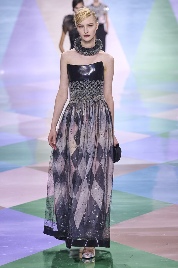 مجموعة Giorgio Armani Privé للهوت كوتور.. أناقة راقية وتصاميم كلاسيكية